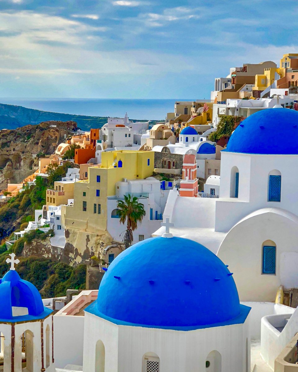 Check off your entire holiday bucket list, one blue dome at a time. ✍️
📍Oia, Santorini, Greece