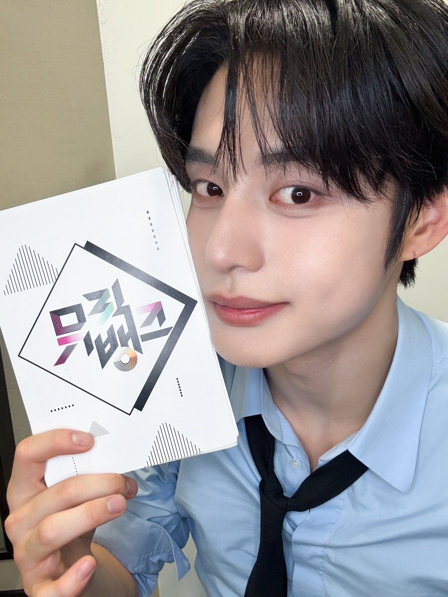 ZB1_official's tweet photo. _𝗭𝗘𝗥𝗢𝗙𝗢𝗖𝗨𝗦

뮤직뱅크 신입 사원 MC 미모가 이렇게 빛나도 되나요?
삐빅- 신입 김지웅씨께서는 빛나는 비주얼과 깔끔한 진행 실력으로 사장님으로 승진하셨습니다💖✨

#ZEROBASEONE #ZB1 #제로베이스원
#KIMJIWOONG #김지웅 https://t.co/FyHmQRlinj