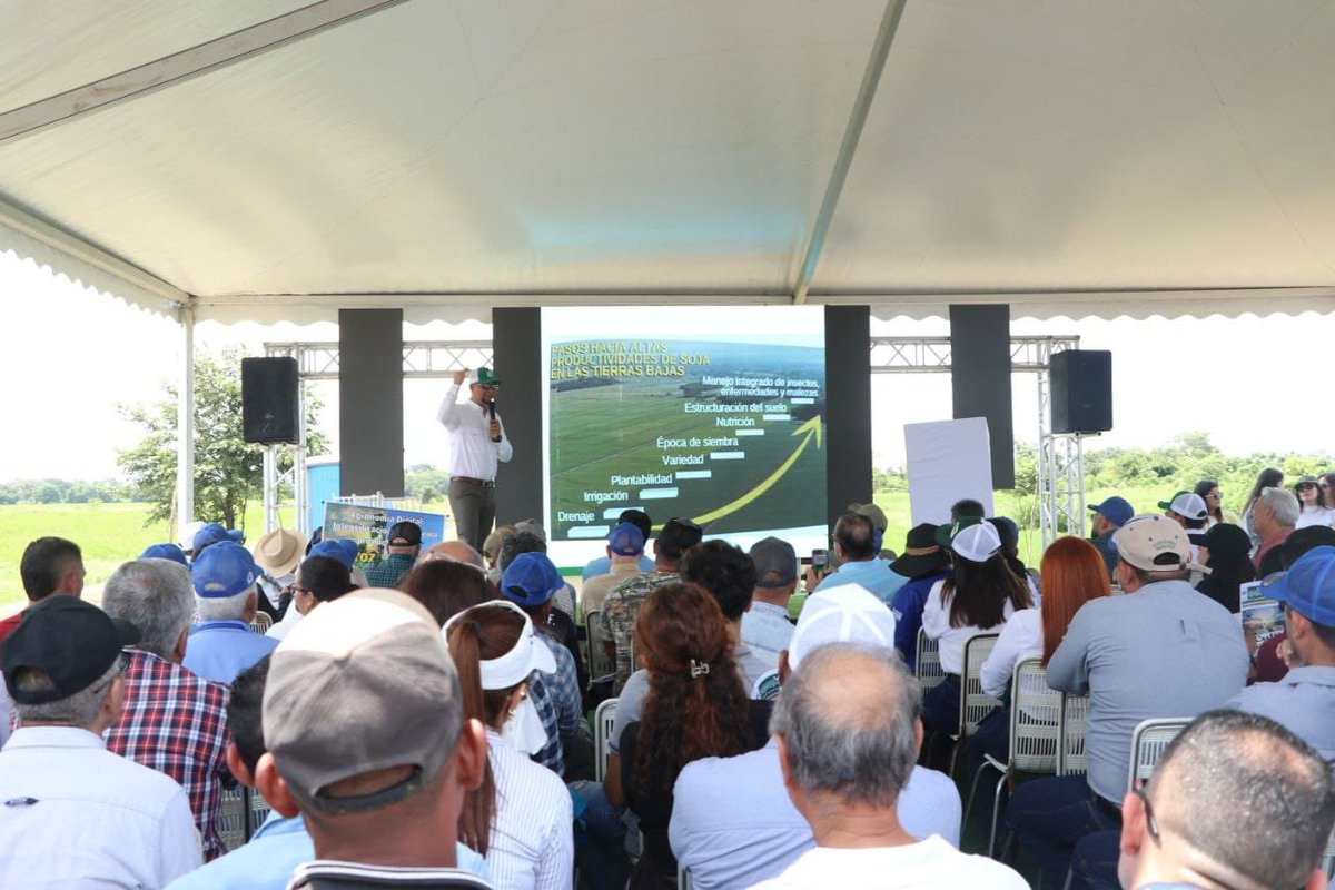 aapresid's tweet photo. 🟢Programa Regionales | Primera UPA Regional Venezuela

El pasado 3 de septiembre, nuestra Regional Venezuela @poloenred  llevó a cabo su primera Jornada UPA "Expo polo agropecuario cosecha de soya 2025" en Las Majaguas, Venezuela.

Durante la misma se buscó impulsar la producción de soya, cultivo muy demandado en el país y que sólo el 3% produce, teniendo siempre en cuenta la mejora de su sistema productivo sustentable y de compartir conocimiento en red junto a otros productores.

👏🏼¡Felicitaciones Regional Venezuela! 

Sigamos traspasando fronteras y agrandando nuestra red que cuida los suelos y produce más con menos impacto ambiental #JuntosSabemosMás 🚀