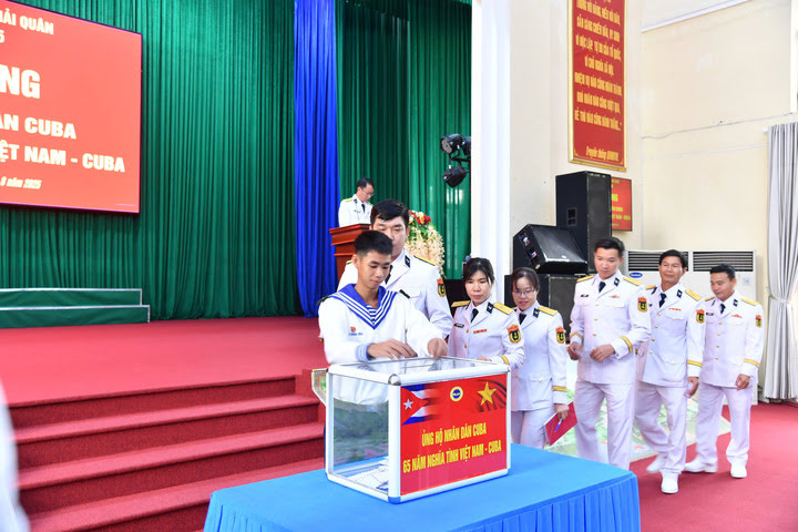 Soldados de la Región Naval 2 en Vietnam participan en la iniciativa de apoyo al pueblo cubano, convocada por la Cruz Roja. Estas contribuciones reflejan el noble gesto de los oficiales y soldados de la Armada de compartir y motivar al pueblo cubano para superar las dificultades.