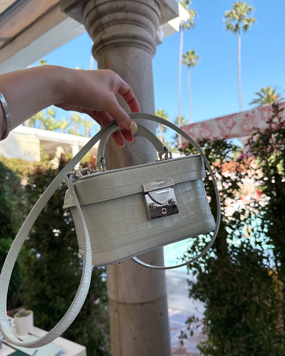 anongeohj's tweet image. A purse isn’t just an accessory, it’s a woman’s little world in her hands👜