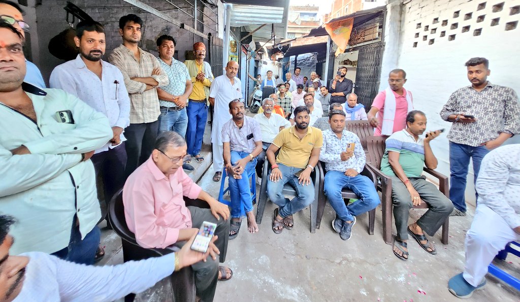 bjpanoop's tweet photo. आज कलेक्टरगंज, कानपुर में गल्ला व्यापार मंडल के व्यापारियों के साथ "वन नेशन वन इलेक्शन" के विषय पर चर्चा करते हुए।

#OneNationOneElection 
@BJP4India @myogiadityanath @BJP4UP @bjp4kanpurzone https://t.co/LBhYQnAnwA
