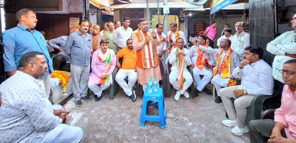 bjpanoop's tweet photo. आज कलेक्टरगंज, कानपुर में गल्ला व्यापार मंडल के व्यापारियों के साथ "वन नेशन वन इलेक्शन" के विषय पर चर्चा करते हुए।

#OneNationOneElection 
@BJP4India @myogiadityanath @BJP4UP @bjp4kanpurzone https://t.co/LBhYQnAnwA