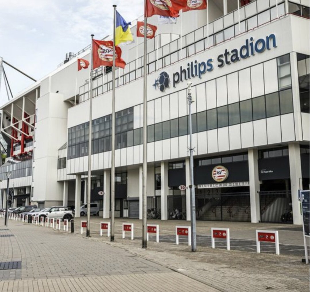 Ik denk wat is het stil hier !!!!
Sta ik bij het verkeerde stadion in Eindhoven.
 Ben ik seizoen te vroeg 🤣.💛💚