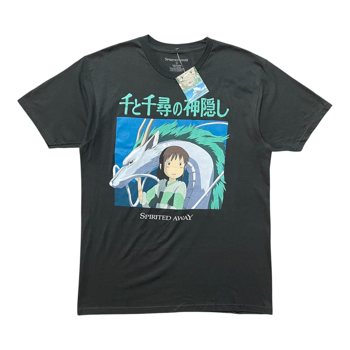 🌙ジブリ好き必見🌙
「千と千尋の神隠し」の公式Tシャツ入荷しました！
ハクと千尋が並ぶ名シーンがプリントされた1枚👕
普段使いにもコレクションにもぴったりです。

#ジブリ #千と千尋の神隠し #古着 #SpiritedAway

everettosk.thebase.in/items/109906103