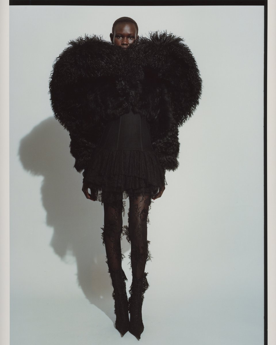 McQueen's tweet image. McQueen Autumn Winter 2025 – sculpture and form, photographed by Suffo Moncloa.​

Discover #McQueenAW25: on.alexandermcqueen.com/X/AW25/WW