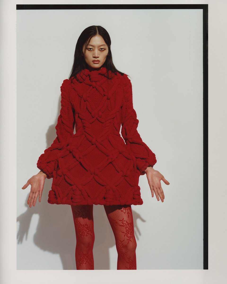 McQueen's tweet image. McQueen Autumn Winter 2025 – sculpture and form, photographed by Suffo Moncloa.​

Discover #McQueenAW25: on.alexandermcqueen.com/X/AW25/WW