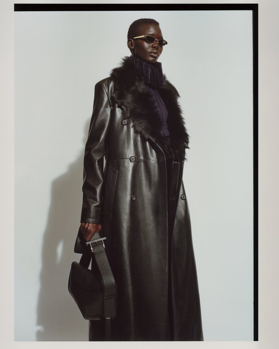 McQueen's tweet image. McQueen Autumn Winter 2025 – sculpture and form, photographed by Suffo Moncloa.​

Discover #McQueenAW25: on.alexandermcqueen.com/X/AW25/WW