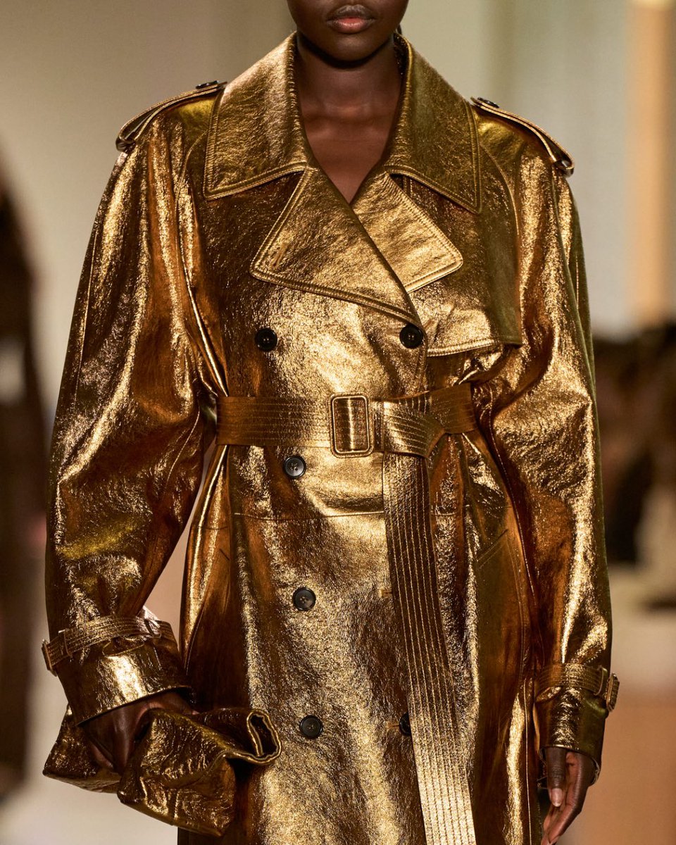 MichaelKors's tweet image. The golden hour. Details from the Spring/Summer 2026 Michael Kors Collection runway.

#MichaelKorsCollection
#NYFW