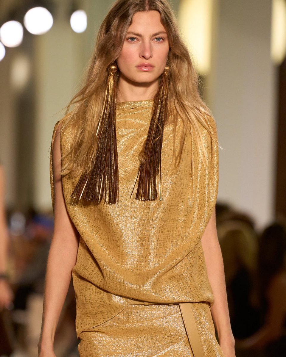 MichaelKors's tweet image. The golden hour. Details from the Spring/Summer 2026 Michael Kors Collection runway.

#MichaelKorsCollection
#NYFW