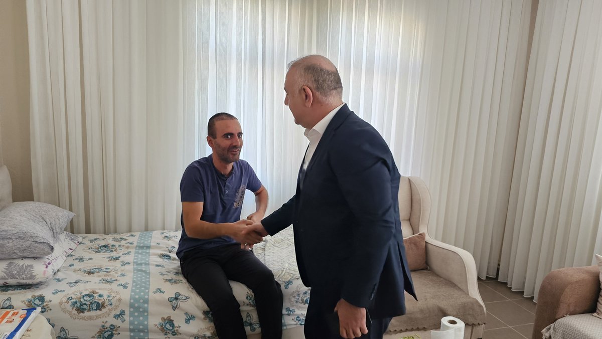 Kepoluasuna's tweet image. 📍Pertek

AK Parti Diyarbakır İl Başkan Yardımcılarımız Sayın Hayrettin Sümer ve Mehmet Fatih Kayhan ile birlikte;

Trafik kazası sonucu evinde tedavi görmekte olan #Hani’li hemşehrimiz Sedat Atsız kardeşimizi ziyaret ederek geçmiş olsun dileklerimizi ilettik.

Rabbimden