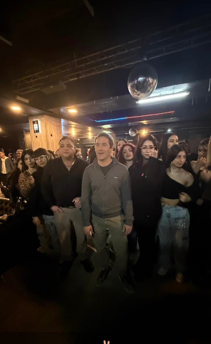 El de la 1° foto es Adrián Currulef, quien mató de dos disparos a un hombre y tiene una condena por narcotráfico. En la 2° foto, Currulef está con su amigo y socio, Juan Pablo Luque, el candidato K de Chubut. Esta es la foto que quieren evitar que circule. Hagan su magia amigos👇