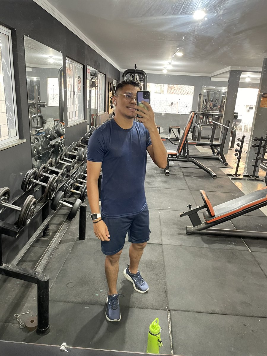 Marceloolive40's tweet photo. Hoje eu fui monocromático para academia kkk #aldeide #ValeTudo https://t.co/mXspP198P0