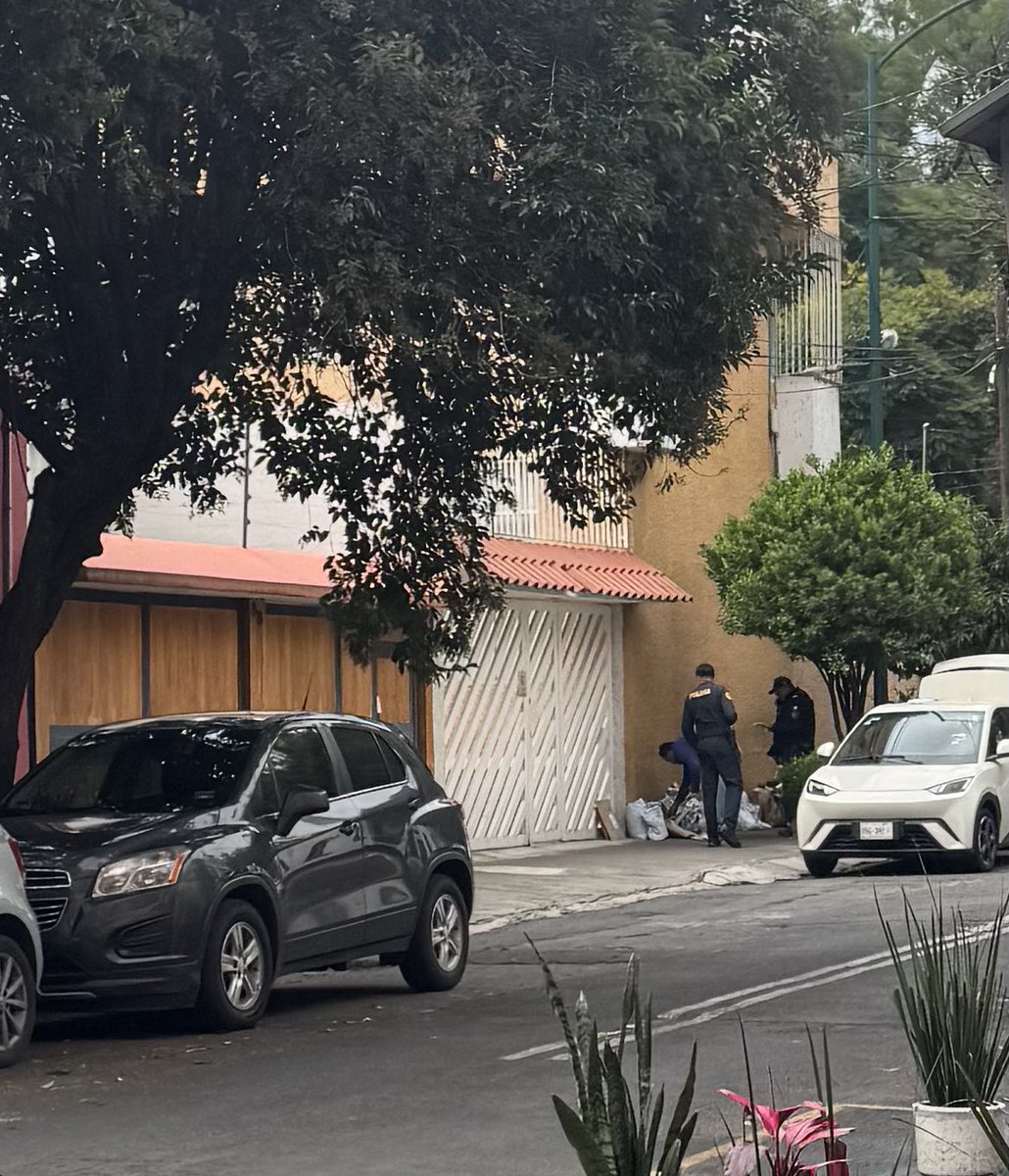 #urgente vecinos de <a href="/SPedroDLosPinos/">San Pedro de Los Pinos</a> hemos pedido a <a href="/SSC_CDMX/">SSC CDMX</a> todos los días q retiren autos q toman la banqueta como su bodega para revisar paquetes de <a href="/amazonmex/">Amazon México</a> <a href="/ML_Mexico/">Mercado Libre México</a> lo hacen entre 9:30 y 10:30 am. La policía viene recibe su dinero y se va, y no los retira. Calle19 y Av2