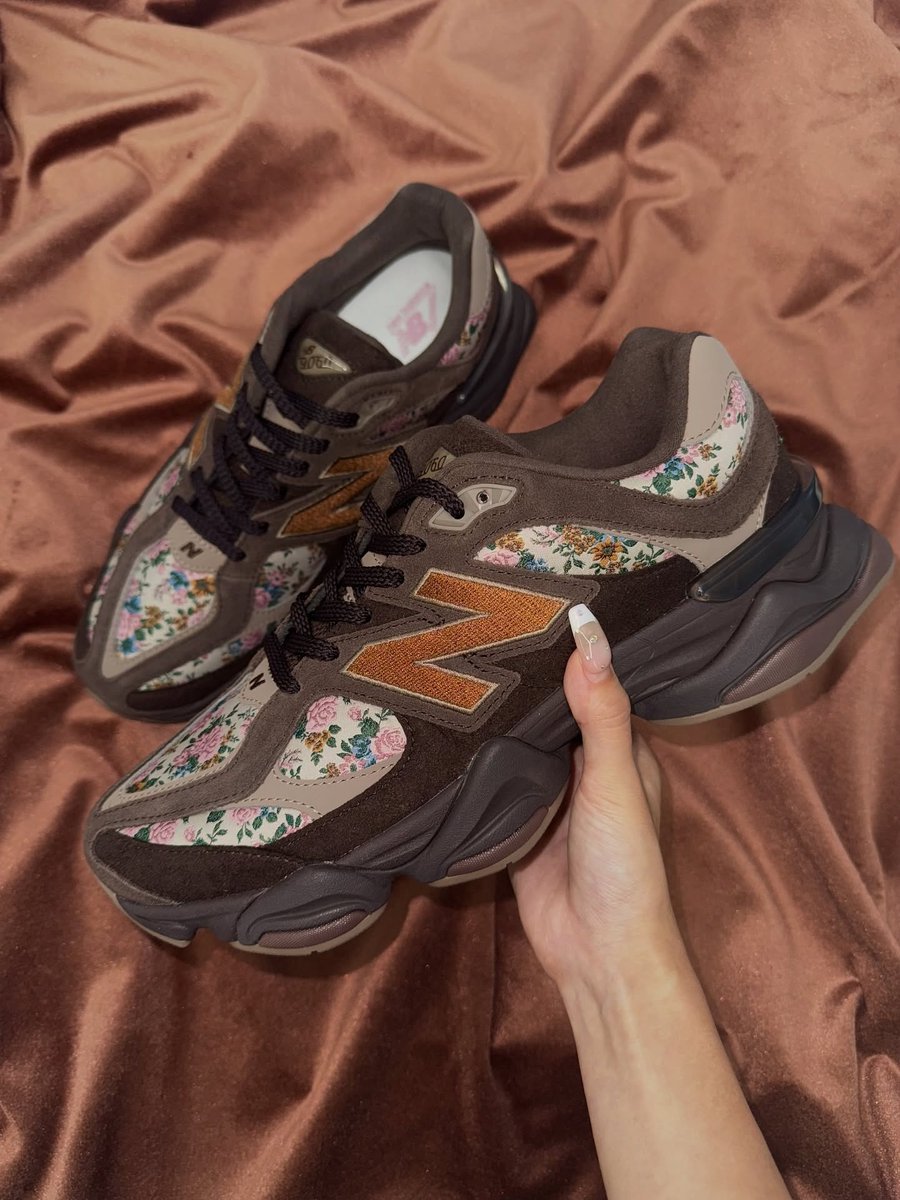 ModernNotoriety's tweet photo. FIRST LOOK: atmos pink x New Balance 9060 💐 https://t.co/a6FQ9lW2N1