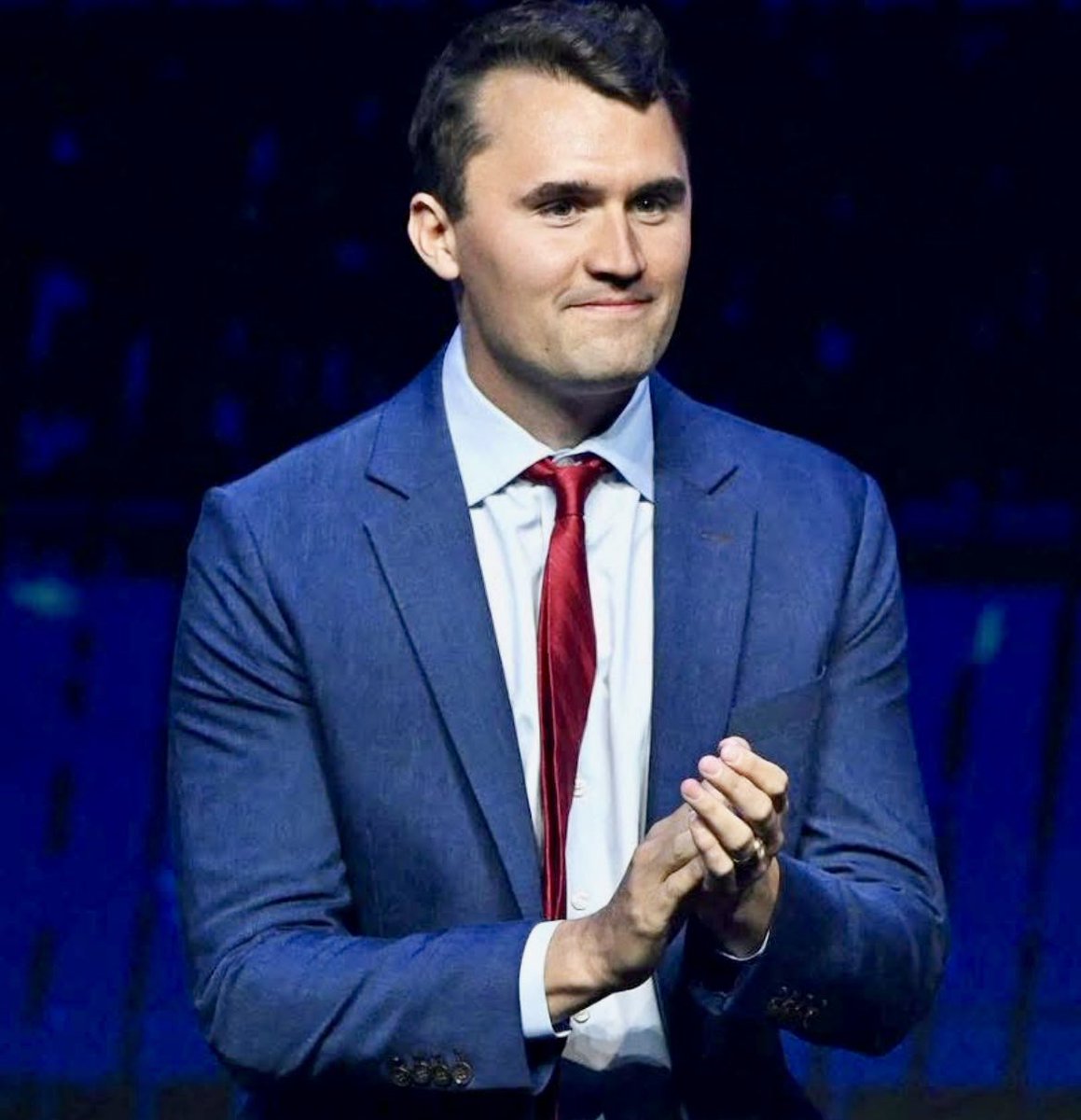MarcFromager's tweet image. Charlie Kirk - assassiné à 31 ans. Je ne le connaissais pas. Depuis, j’ai vu pas mal de vidéos. Fervent chrétien, le gars n’hésitait pas à débattre avec des personnes très éloignées de ses idées avec un art consommé de la discussion et toujours un grand respect. Un vrai témoin !