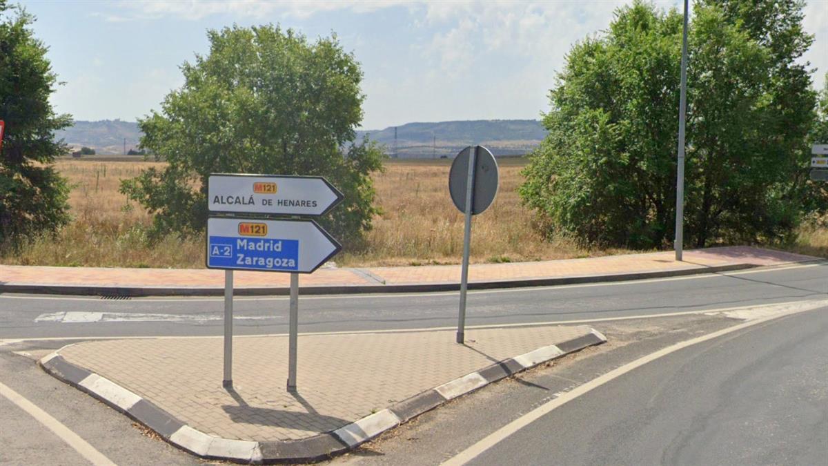 AytoMeco's tweet photo. @IdiazAyuso anuncia del desdoblamiento de la M-121, carretera que une #Meco con Alcalá. El compromiso, el trabajo, la implicación, la constancia y la palabra son las claves. https://t.co/rJtlZtqELb https://t.co/Av7pAcEsPi