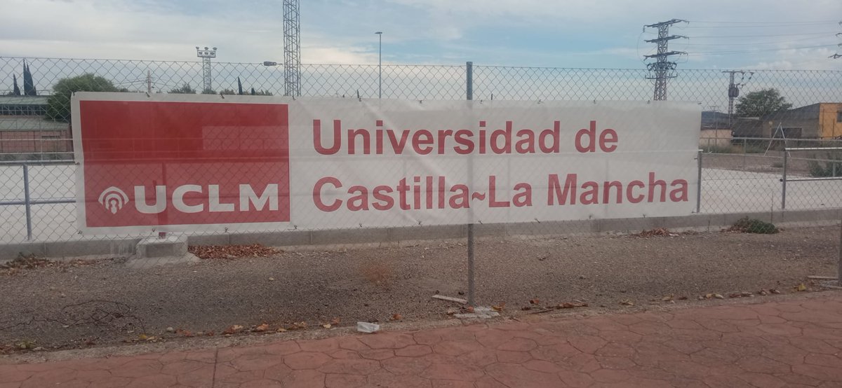 nosotrostalaCOM's tweet photo. En otros campus de la UCLM hay piscinas climatizadas, pistas de atletismo y pabellones.
En #Talavera, las instalaciones deportivas son tan cutres que las lonas con el logo de la universidad valen más que ellas. Un insulto a nuestros estudiantes.
¿Hasta cuándo este trato desigual? https://t.co/lK6sjlUe3w