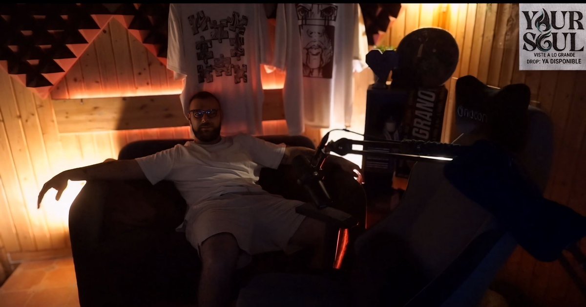 Esta foto resume perfectamente a <a href="/Goes__x/">GÖES</a> después de la avalancha de subs que le di ayer. Quería hacerlo llorar de emoción, pero no pude… Aunque no me rindo, otro día será. Si alguien merece sentirse querido cada día, que siga sonriendo y que se merece todo lo bonito, es él❤️