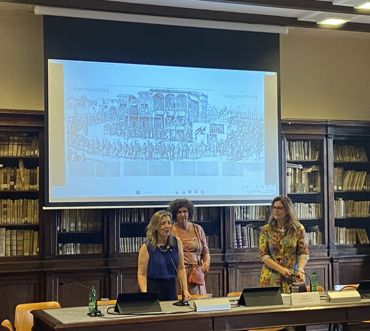 La clausura de la #SiersXI con la presidenta saliente (y de honor), Nieves Pena Sueiro; la nueva presidenta, Valentina Nider y Flavia Gherardi, en representación de la CLO (siersnapoles25.it).