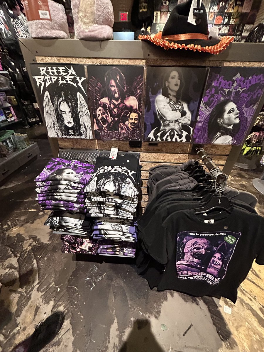 RHEALVSTIC's tweet image. rhea’s taking over my hot topic?? life is beautiful