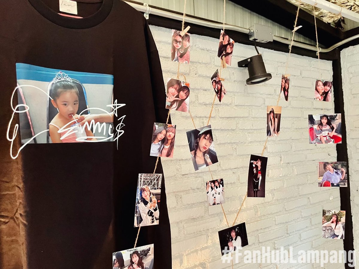 fanhublampang's tweet photo. เอ็มมี่ครับผมม
ขอให้น้องเอ็มมี่มีความสุขมากๆ มีแต่คนที่น่ารักรายล้อม สุขภาพร่างกายแข็งแรง ไม่เจ็บ ไม่ป่วย สุขสันต์วันเกิดและยินดีกับการติดเซ็มบัตสึในซิงเกิ้ลที่20ด้วยครับผม🙂 จะรอติดตามน้า
✌🏻🫶🏻
#EmmyBNK48
#BNK48
#FanhubLampang
#Lampang #LongTimeAgoHOMECAFE
#IDOLHBDProject https://t.co/znHIyUUZJr