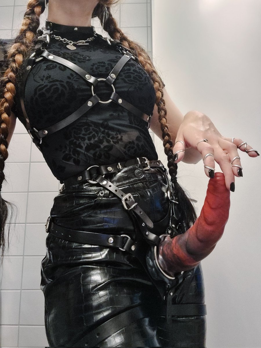 Look who finally got her fucking strap harness!
Did you miss me losers?❤️‍🔥