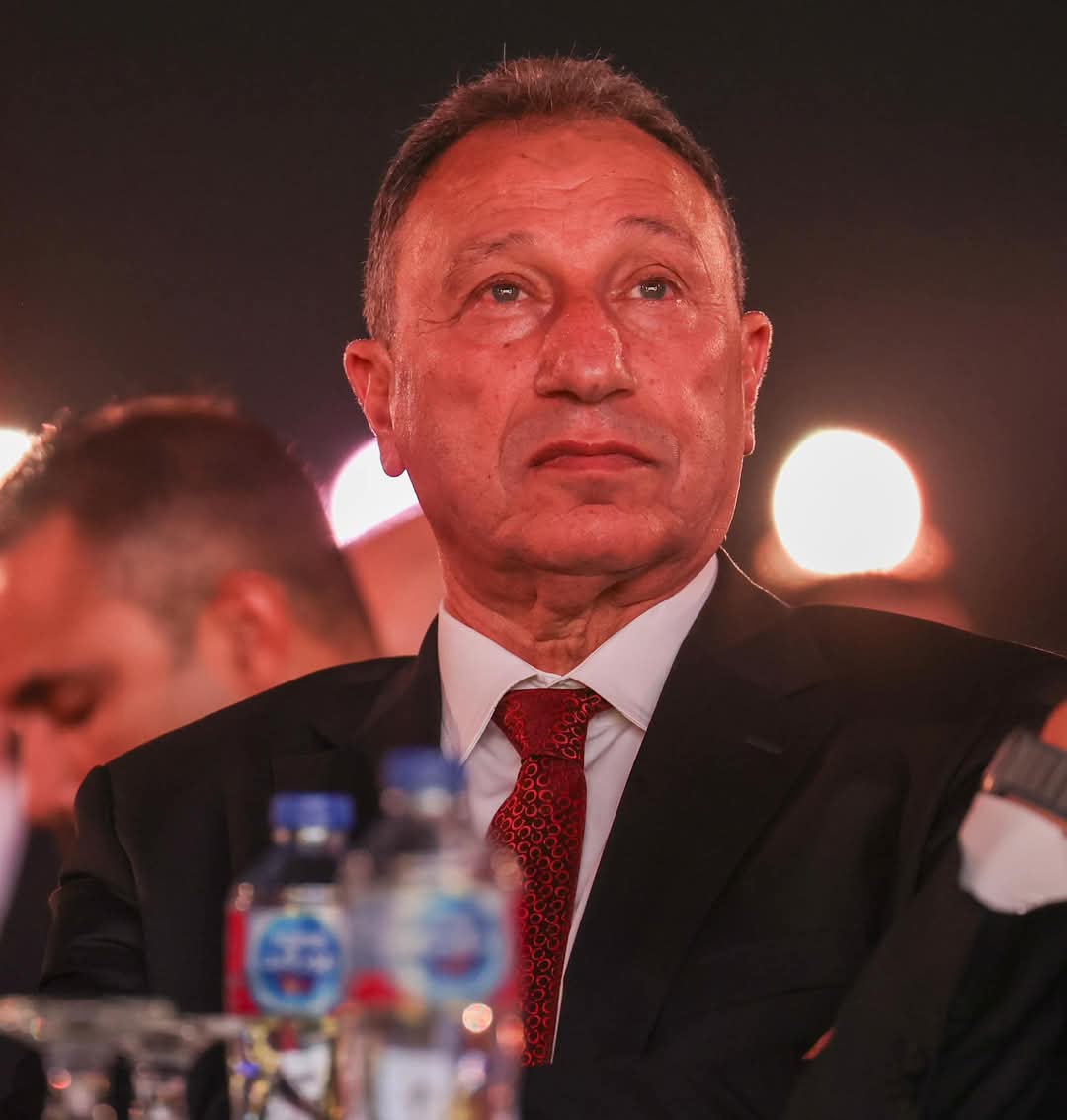 الخطيب بالنسبة لجمهور الأهلي مش مجرد رئيس نادي الخطيب أب لكل اهلاوي مهما كانت الظروف والخلافات دا الوقت اللي لازم كل اهلاوي يكون مع النادي  وجود الخطيب يعني  الاستمرار لمسيره نجاح حلم إستاد الأهلي بدأ معاه وإن شاءالله مكمل معاه 
#الخطيب_روح_الاهلى