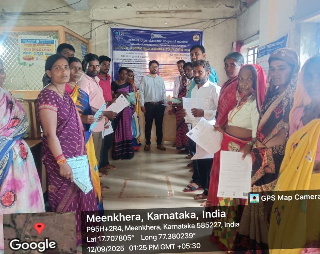 CBC_Bengaluru's tweet photo. ಬೀದರ್ ಜಿಲ್ಲೆಯ ಜಲಸಂಗಿ, ಹೊಕಿರಣ, ಹಾಗೂ ವಿವಿಧ ಗ್ರಾಮದಲ್ಲಿ ಜನರಿಗೆ ಹಣಕಾಸು ಸೇರ್ಪಡೆ ಪರಿಪೂರ್ಣತೆ ಅಭಿಯಾನದ ಭಾಗವಾಗಿ #PMJDY #PMJJBY #PMSBY #APY ಯೋಜನೆಗಳ ಬಗ್ಗೆ ಸಂಪೂರ್ಣ ಮಾಹಿತಿ ನೀಡಲಾಯಿತು. 
 
#SaturationofFinancialInclusion #FinancialInclusion https://t.co/22118QJwLV