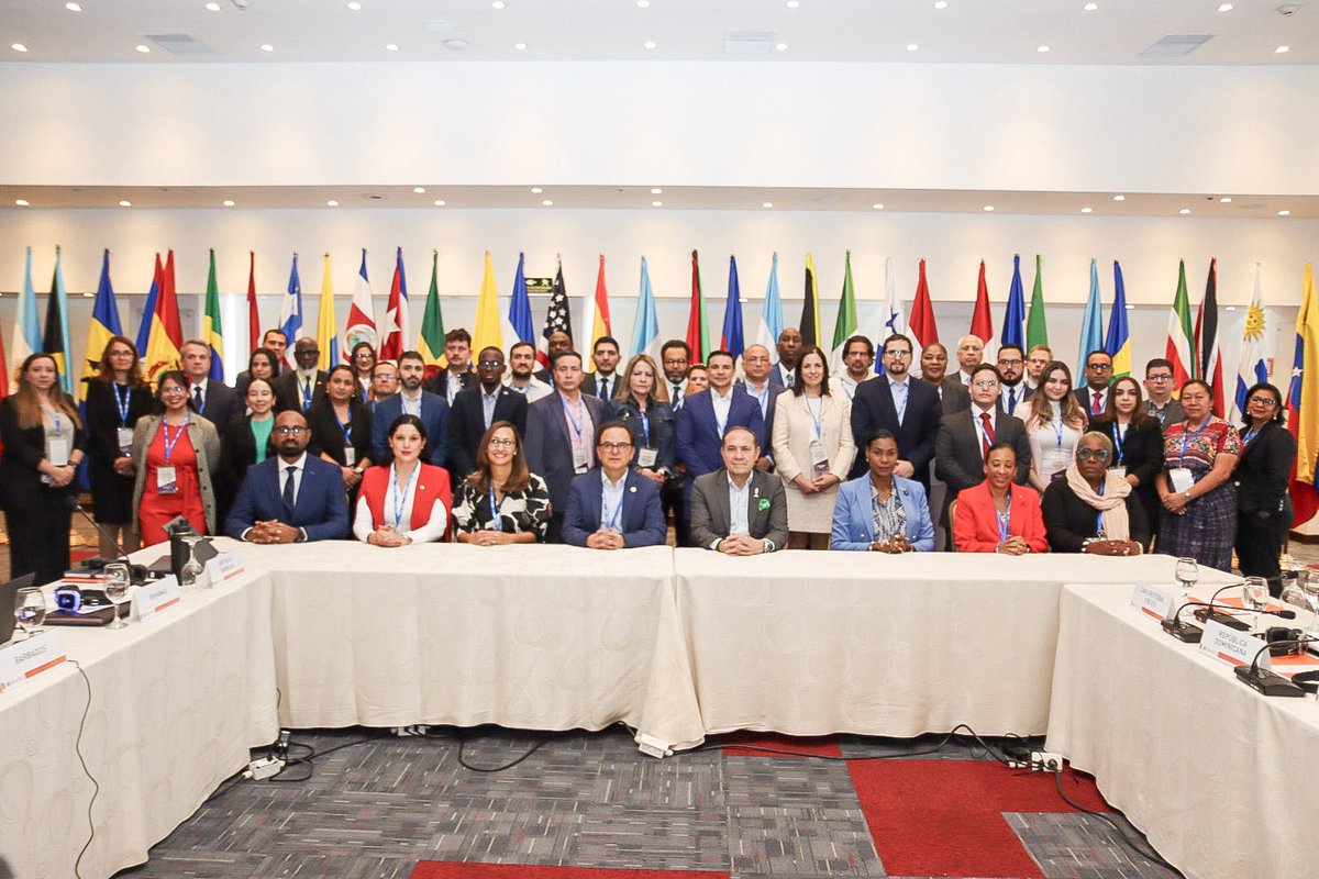 PiaGloverRolle's tweet image. Pleased to moderate a groundbreaking session on AI &amp;amp; Emerging Technology for Ministries of Labour at OAS IACML workshop in Bogotá. 🇨🇴

From forecasting to training &amp;amp; compliance, we explored how AI is transforming labour systems across the region.

#OAS #IACML #AI #LaborInnovation