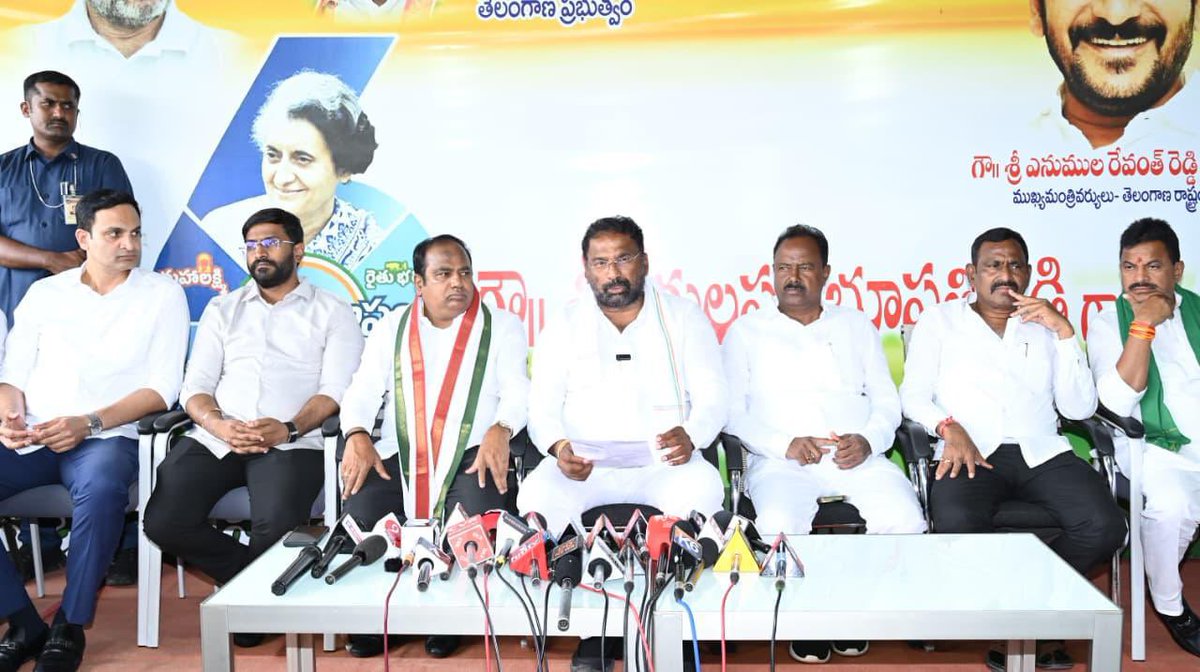 నిజామాబాద్ రూరల్ ఎమ్మెల్యే భూపతి రెడ్డి గారు, రాబోయే కామారెడ్డి బహిరంగ సభపై చర్చించడానికి ఎమ్మెల్యే క్యాంప్ ఆఫీస్‌లో జరిగిన సమావేశంలో పాల్గొన్నారు.
#Telangana #INC #Congress #CongressParty #RevanthReddy #CMRevanthReddy #BhoopathiReddy #NizamabadRural #IndirammaIllu