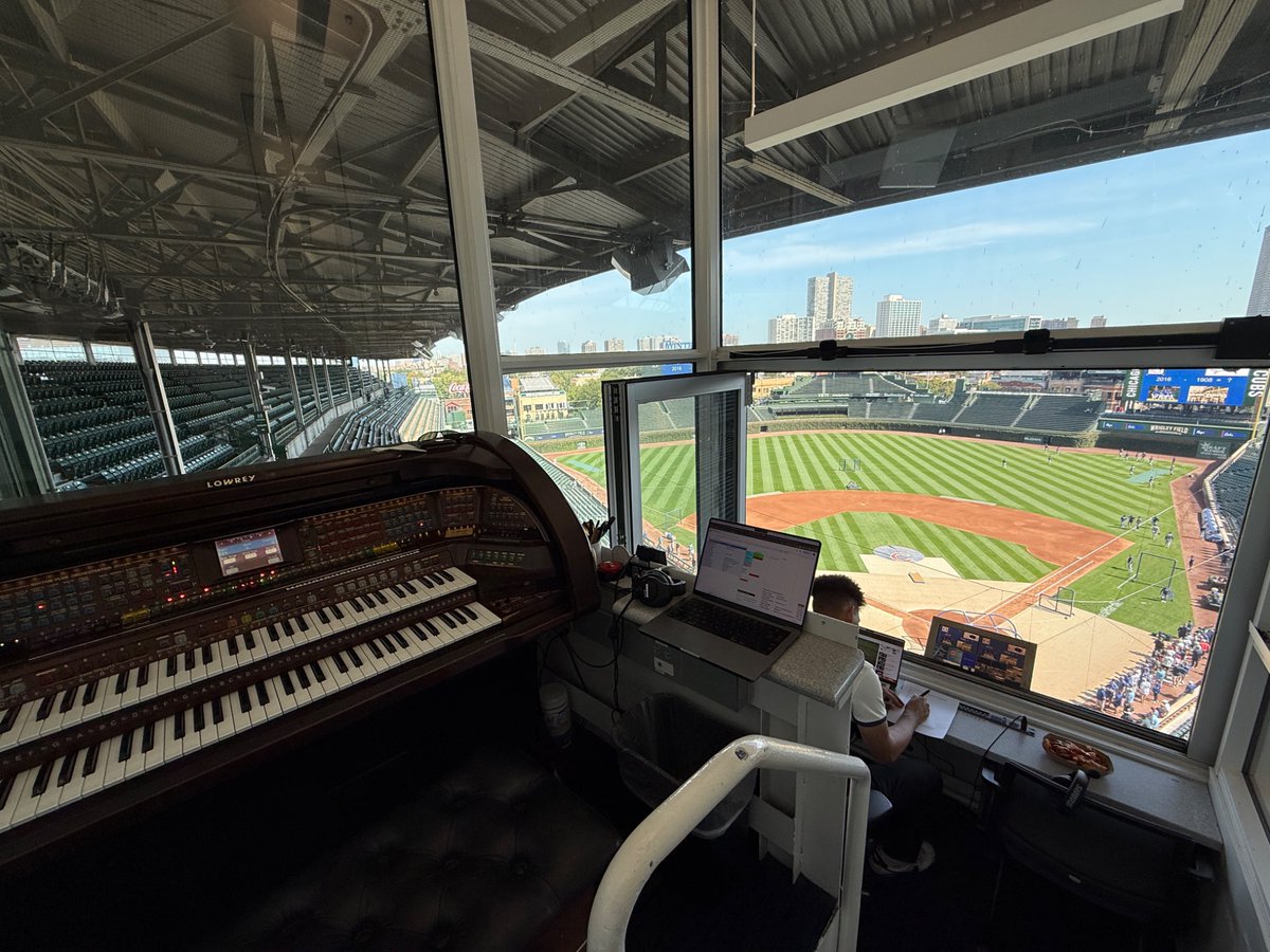 Yours truly is on the keys for the whole weekend! What do you want to hear? Send me your song requests! 🎹 ⚾️ #behereforit