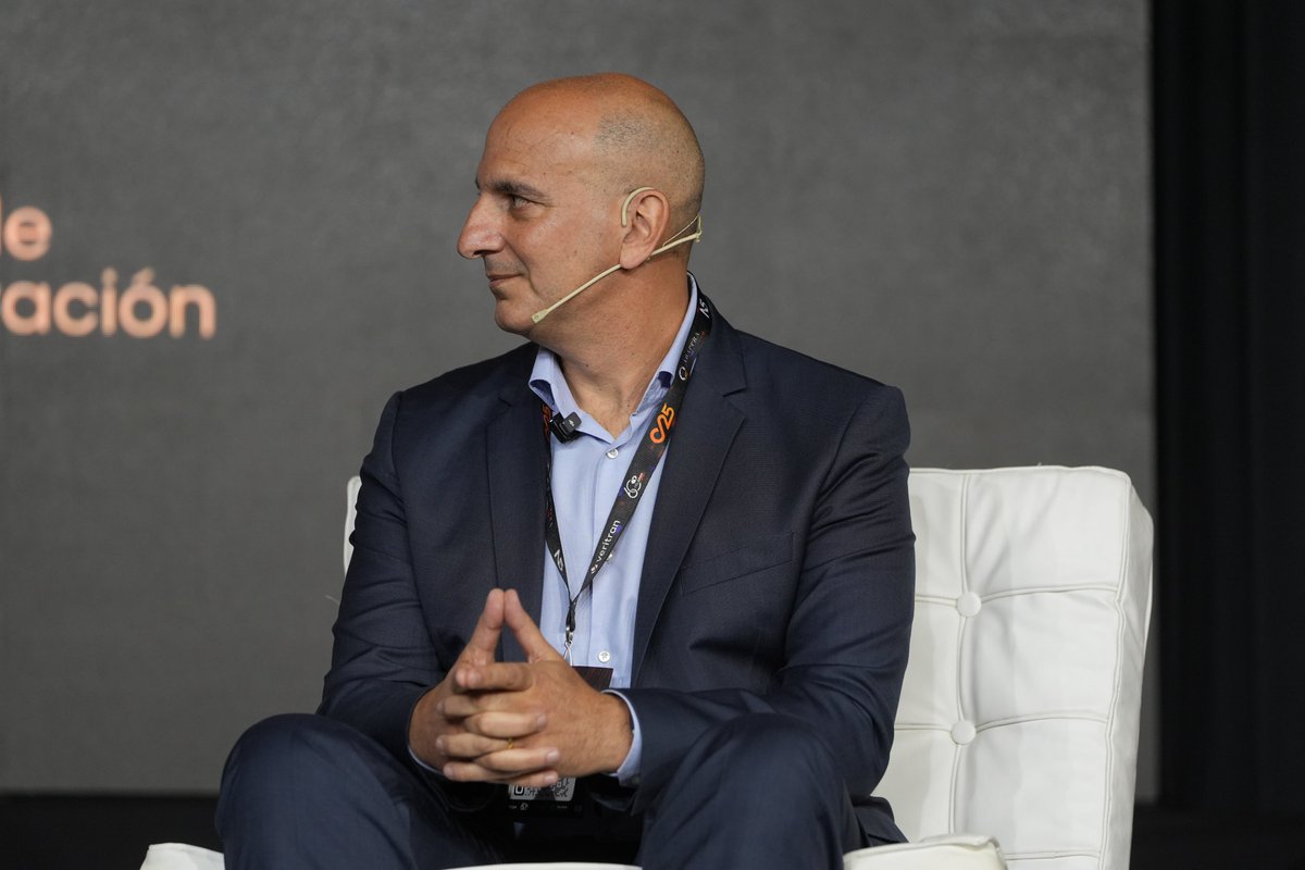 En el XXV Congreso CLAB 2025, se llevó a cabo el panel de discusión:
👉 “Tokenización + Inteligencia de Datos: el puente al futuro del sistema financiero”
Con la visión de dos referentes del sector:
Rodolfo Vigliano, CEO – Pala Blockchain
Jorge Assumpcao, Bloomberg