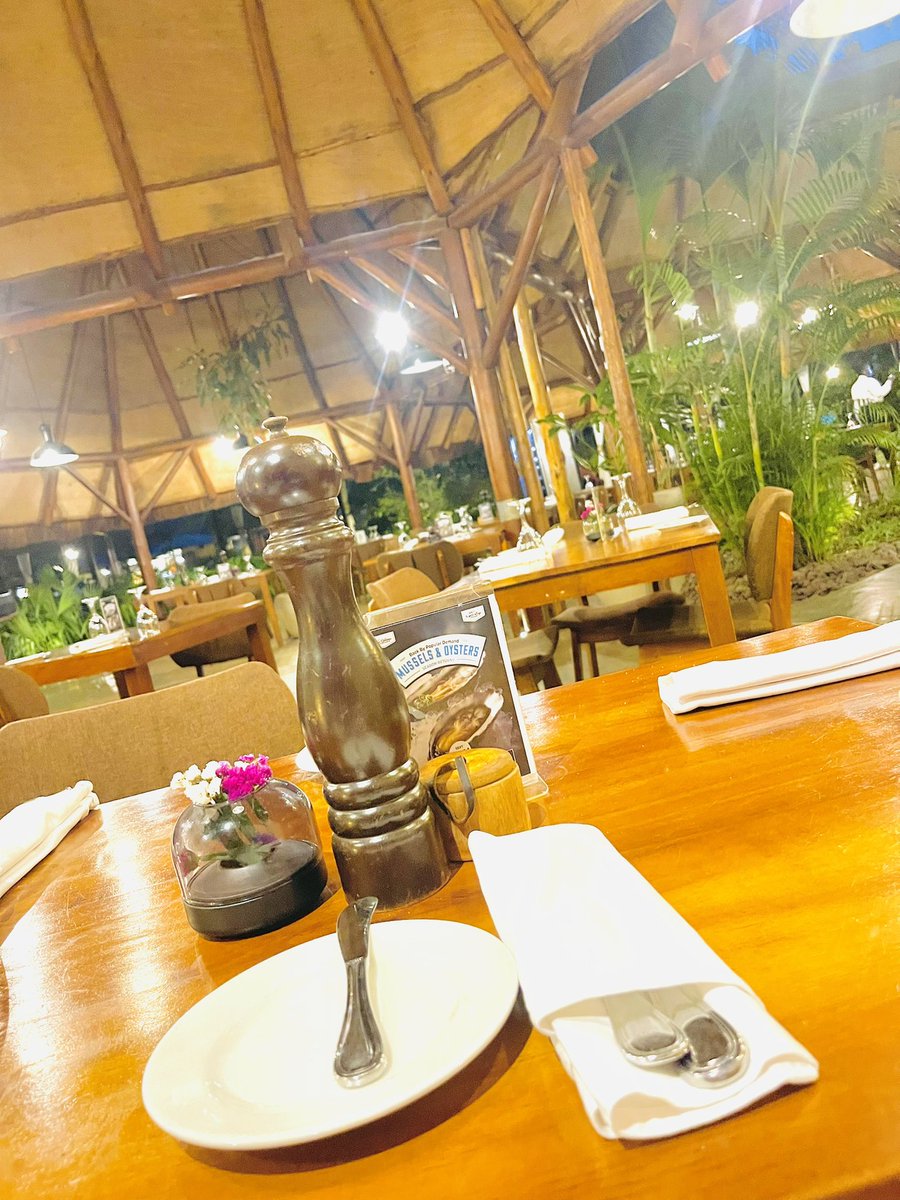 ronirhymes's tweet photo. 7:41pm
Mr. Nojito๐นand Mrs. Tea โ๏ธ
Tomorrow I am going to be in PARTEY things so I had to take #mukyala out for a date ๐ง๐พโ๐ณ.
XOxo https://t.co/2cdo1UwMBo