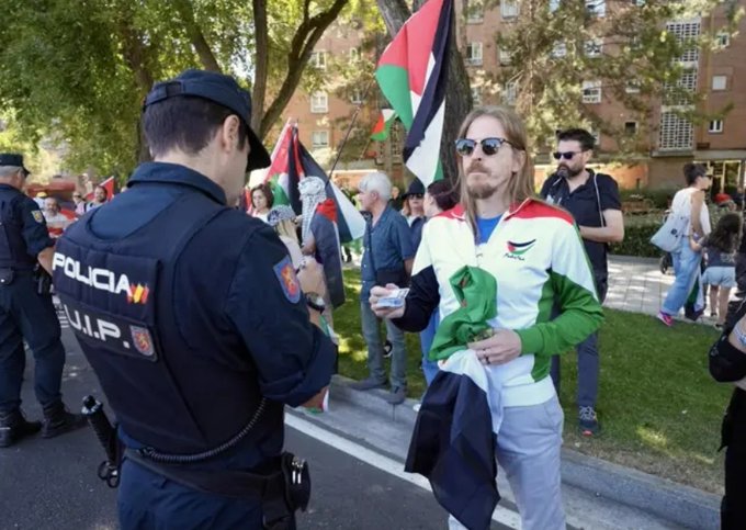 LEspartakista's tweet image. -Eres de Podemos y estás en la Vuelta, te piden el DNI por si te pueden empapelar por delito de odio
-Eres de Vox y estás hostigando un centro de menores en Murcia, se te cuadran y te saludan militarmente como autoridad