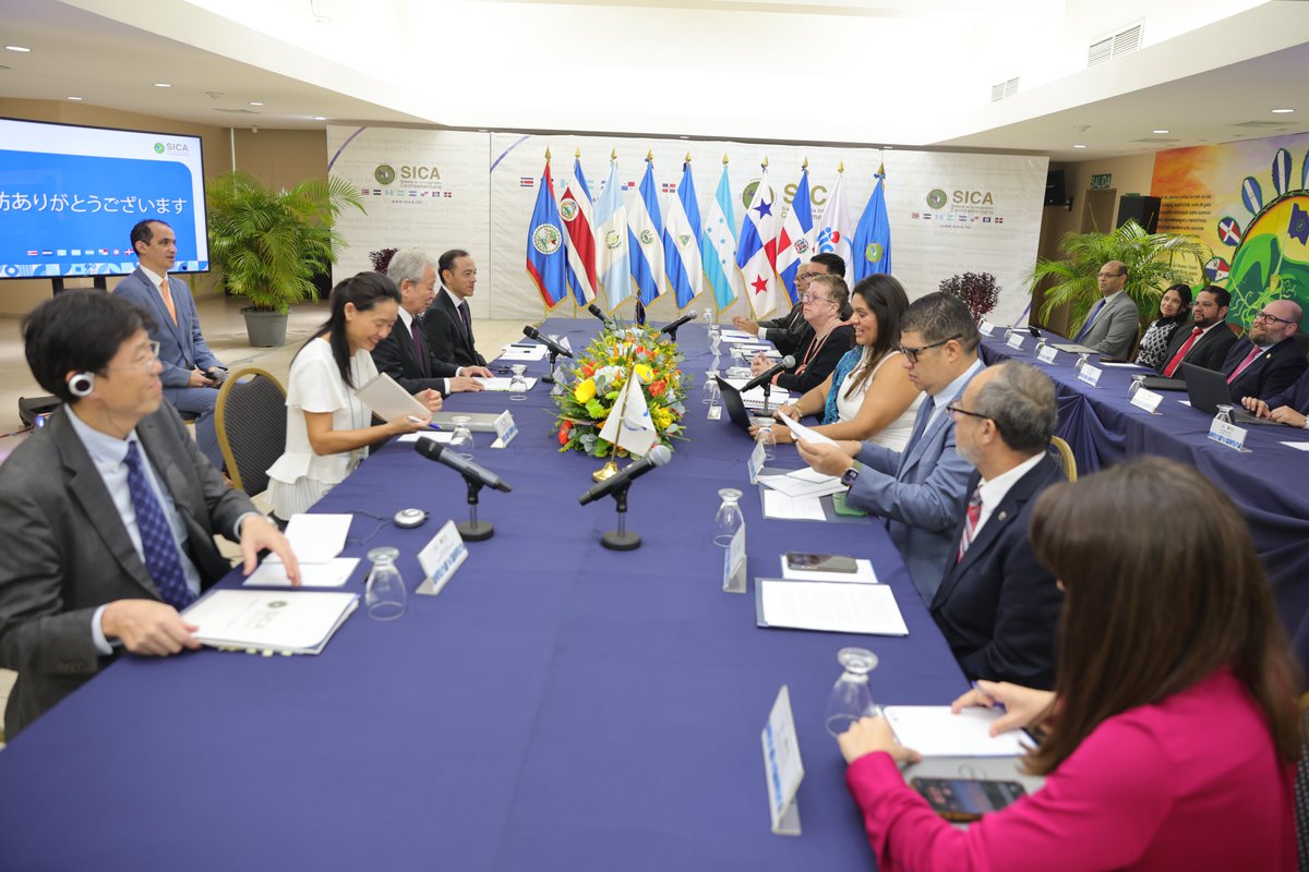 sg_sica's tweet photo. #CooperaciónSICAJICA | Instituciones e instancias especializadas del #SICA sostuvieron un encuentro con el Presidente de la Agencia de Cooperación Internacional del Japón (JICA, por sus siglas en inglés), Sr. Akihiko TANAKA, quien fue acompañado por Ken KATO, Jefe Secretario de la Oficina del Presidente; Keisuke ITO, Director General del Departamento de América Latina y el Caribe; así como la Jefa Representante de JICA El Salvador, Sra. Hiromi NAI, y delegación que le acompaña.

El espacio de diálogo permitió conocer los principales avances y resultados obtenidos en la implementación del Plan de Acción para la Cooperación Regional SICA-JICA 2021 – 2025; que acompaña las iniciativas regionales impulsadas por la institucionalidad regional en áreas como:

🚛 #MovilidadyLogística
🌱Medio Ambiente y #CambioClimático
📊#AutonomíaEconómica de las mujeres
🏖️Desarrollo del #TurismoSostenible
👩‍🌾#DesarrolloAgrícola y Rural, y
🤝#CooperaciónSurSur y triangular

#SociosEstratégicos #CooperaciónSICAJICA