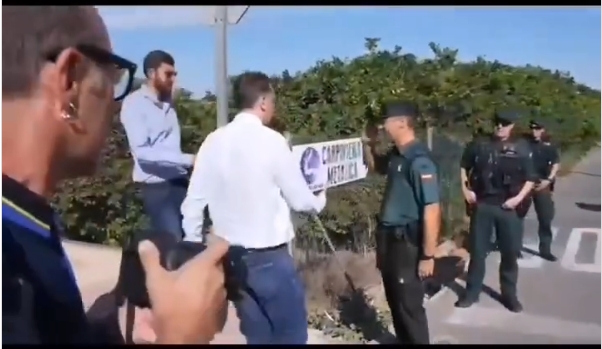 LEspartakista's tweet image. -Eres de Podemos y estás en la Vuelta, te piden el DNI por si te pueden empapelar por delito de odio
-Eres de Vox y estás hostigando un centro de menores en Murcia, se te cuadran y te saludan militarmente como autoridad