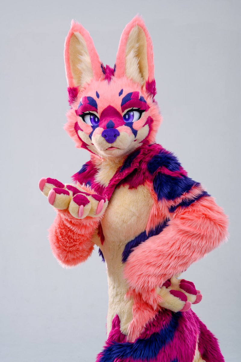 A surprise KISS～ ❤️

📷: <a href="/makanae02/">makanae</a>
🧵: <a href="/wurongcat/">乌绒造物社Wurongcat Fursuit Studio</a> 
#FursuitFryday #furry