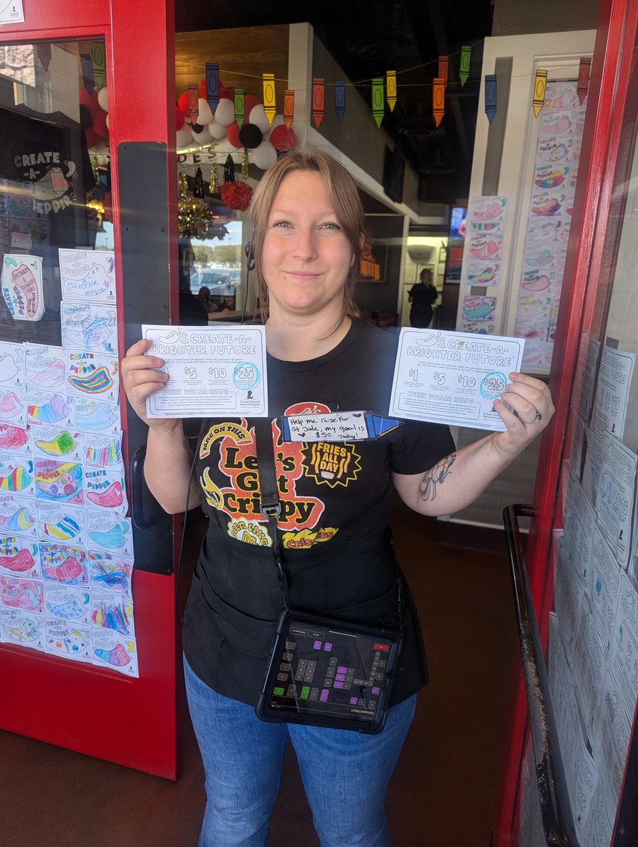 NellyGalvan22's tweet photo. Starting our day off very exciting and giving recognition to Stormy because at her first table she achieved her goal for today to help children.And she's going for more. #chilislove #chilisbastroptx #makefriends #Stjude https://t.co/4RULL11Dm4