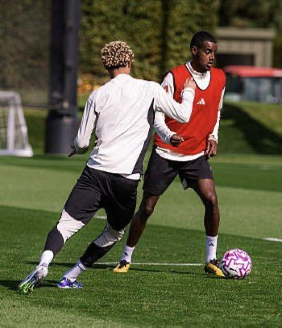 I only see goals in this picture