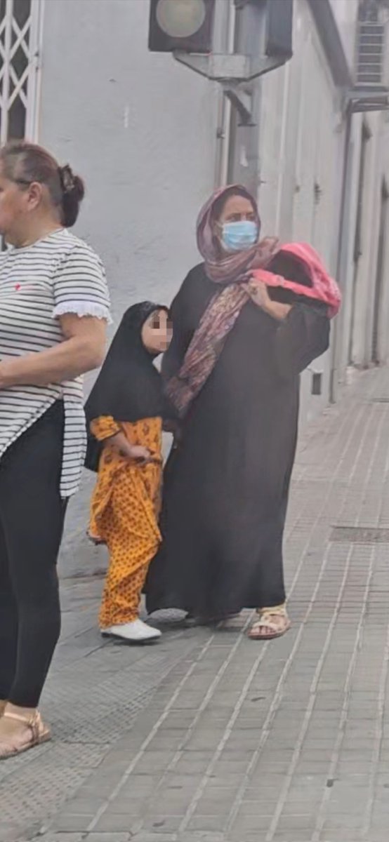 Esto antes era impensable en España. Niñas de unos 6 años veladas porque sus familias piensan que son impuras.

El velo debe prohibirse en todas las escuelas.

📍Badalona