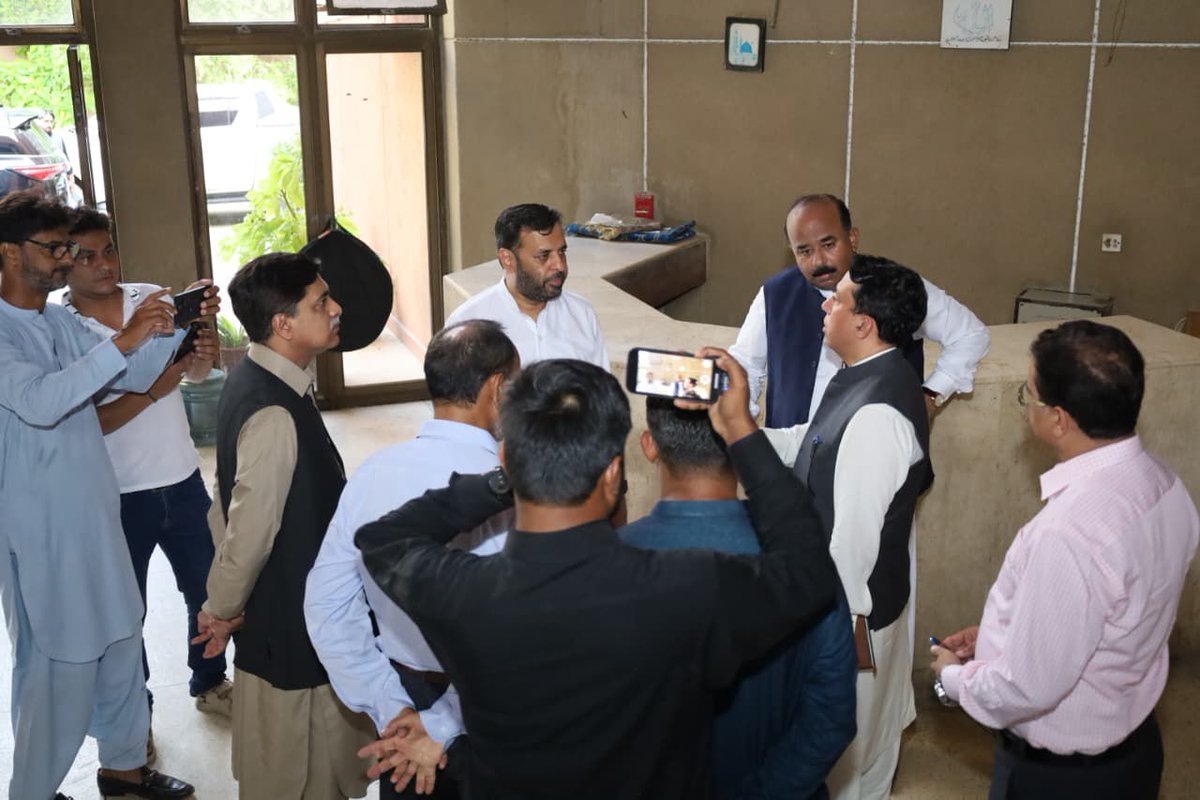 کراچی: وفاقی وزیرِ صحت سید مصطفیٰ کمال نے نیشنل ریسرچ انسٹیٹیوٹ فار فرٹیلیٹی کیئر کا دورہ کیا۔ اس موقع پر ایڈیشنل سیکریٹری اور ڈپٹی سیکریٹری بھی ان کے ہمراہ تھے۔
وفاقی وزیر نے ادارے کی سہولیات اور شعبہ جات کا معائنہ کرتے ہوئے کہا کہ ان وسائل کو عوام کے لیے مزید مؤثر بنایا جائے گا