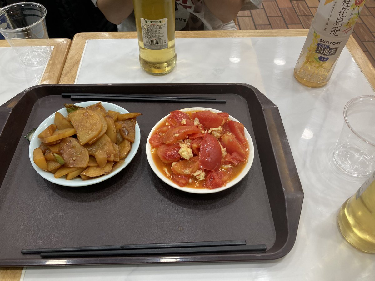 中国は基本的に持ち込み可能らしいので、周りの人がやっているように南京烤鸭を持ち込んだ。皮がパリパリでジューシー、めちゃくちゃうまい（15元！）
2件目は酒の肴2種類にビール2瓶で15元（300円）おかしい