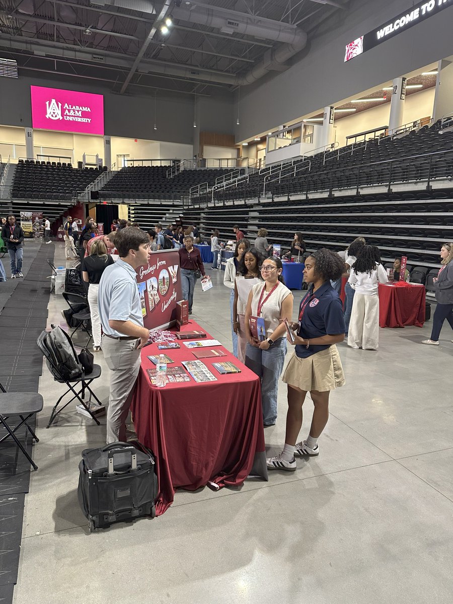 Our Sentinels made fantastic connections at the Huntsville/Madison County College Fair! This event gave our Juniors and Seniors an opportunity to network, explore universities, and envision their academic futures. We're so proud of their enthusiasm!