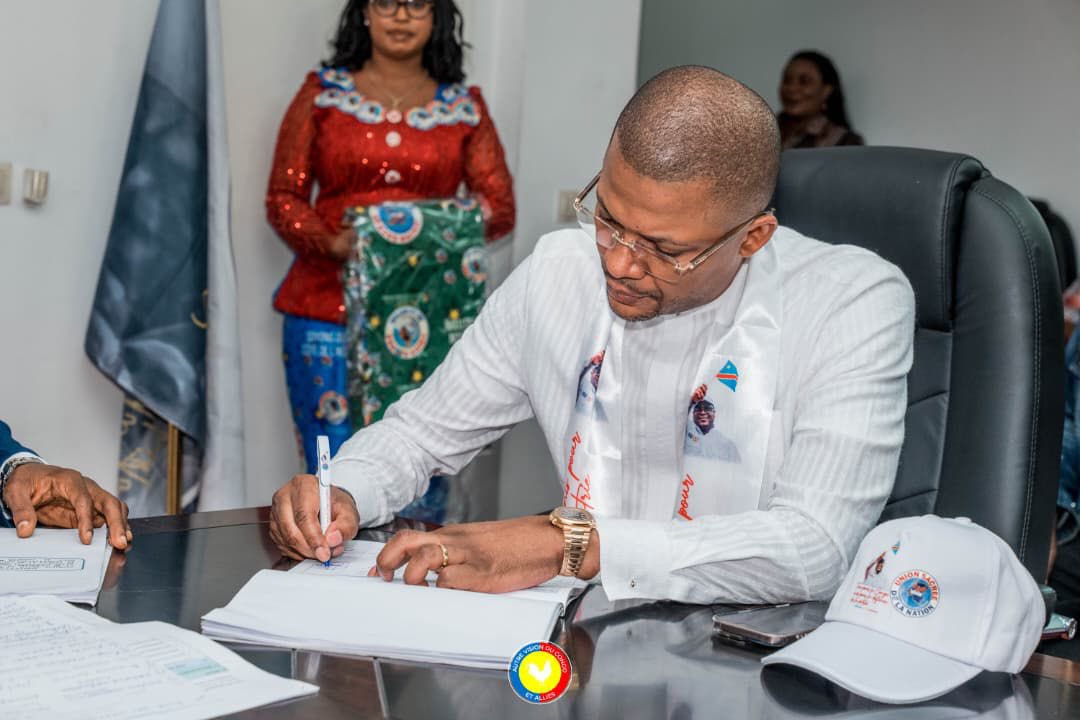 ᏟᎬᏁᎢᏒᎪᏞ👑🇨🇩 (@central_sage) on Twitter photo #KWAJIKI : L’acteur politique qui était tant attendu hier jeudi au siège de l’union sacrée pour signer la charge et le règlement d’ordre intérieur de l’union sacrée ! 
Le patron du regroupement politique AVC-A <a href="/DidierBudimbu/">Didier Budimbu Ntubuanga</a> le génie blanc , l’attaquant de pointe et de base . #KWAJIKI : L’acteur politique qui était tant attendu hier jeudi au siège de l’union sacrée pour signer la charge et le règlement d’ordre intérieur de l’union sacrée ! 
Le patron du regroupement politique AVC-A <a href="/DidierBudimbu/">Didier Budimbu Ntubuanga</a> le génie blanc , l’attaquant de pointe et de base .