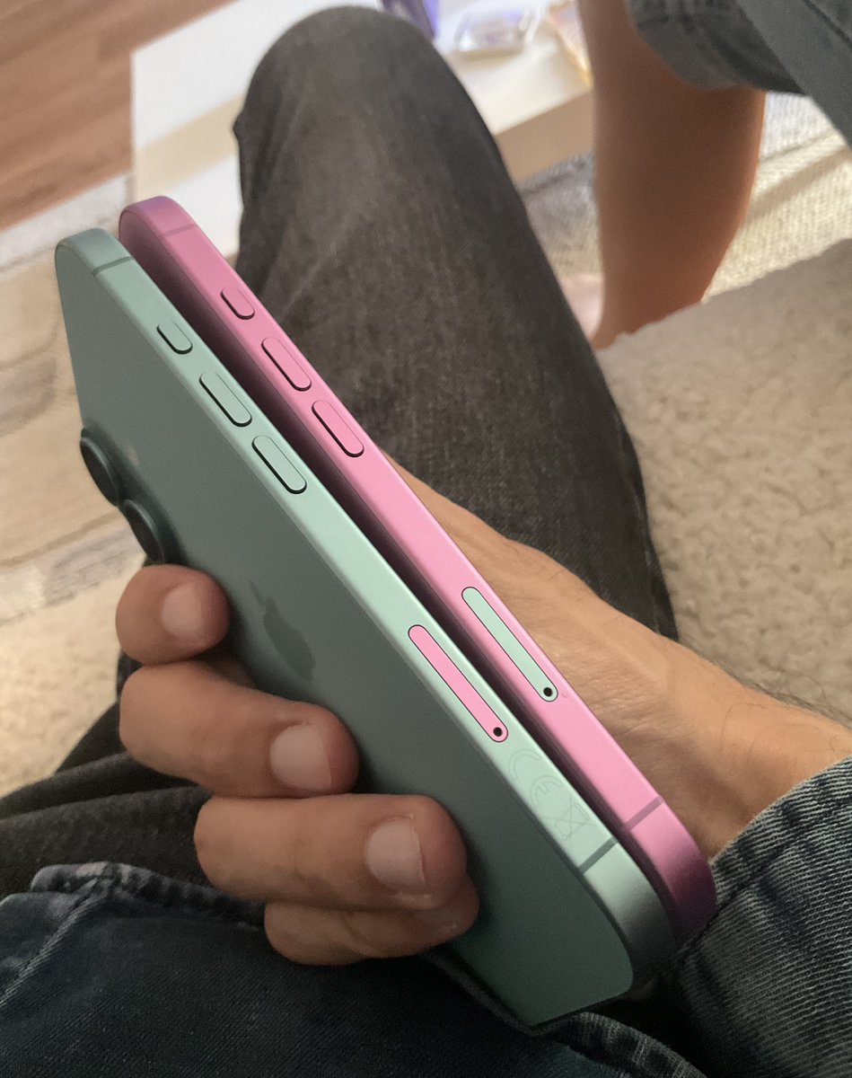 Imamo iste telefone i promenili smo sim ulaze, tako da ona uvek ima kao delić mene i ja nje..