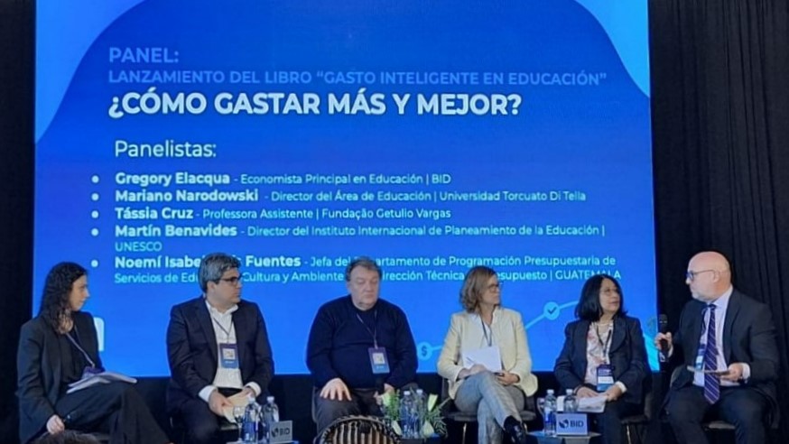 “Necesitamos coherencia entre financiamiento, reformas educativas y fortalecimiento institucional”, explicó el Director del <a href="/IIEP_UNESCO/">IIEP-UNESCO</a>, Martín Benavides, en el lanzamiento del libro de <a href="/el_BID/">Banco Interamericano de Desarrollo</a> 📘 en <a href="/libertadpalacio/">Palacio Libertad</a> 🇦🇷
