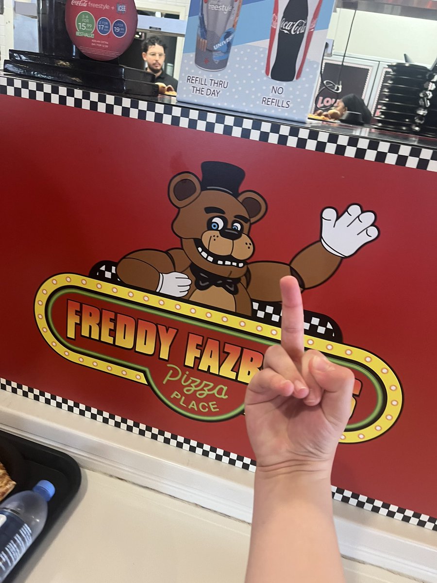 TidesDoesArt's tweet image. Eating at Freddy Fazbears pizza at universal Orlando with @Shaukiie and we might just kill a few kids!
#authenticexperience #imgoingtojail #pinningitonher