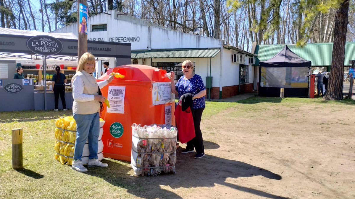 Sumate♻️
¡EMBAJADORES DE BOTELLAS PROTEGIDAS! 
🟠Cuando visites la Expo en la <a href="/RuralPergamino/">RuralPergamino</a> 
depositá las botellas de plástico PET en las campanas naranjas

#LasBotellasSonParaEl <a href="/TProtegidoPerga/">TallerProtegidoPerga</a> 
#LasBotellasNoSonBasura
#LasBotellaSonMisAmigas
#YoLasProtejo
<a href="/MuniPergamino/">Muni Pergamino</a>