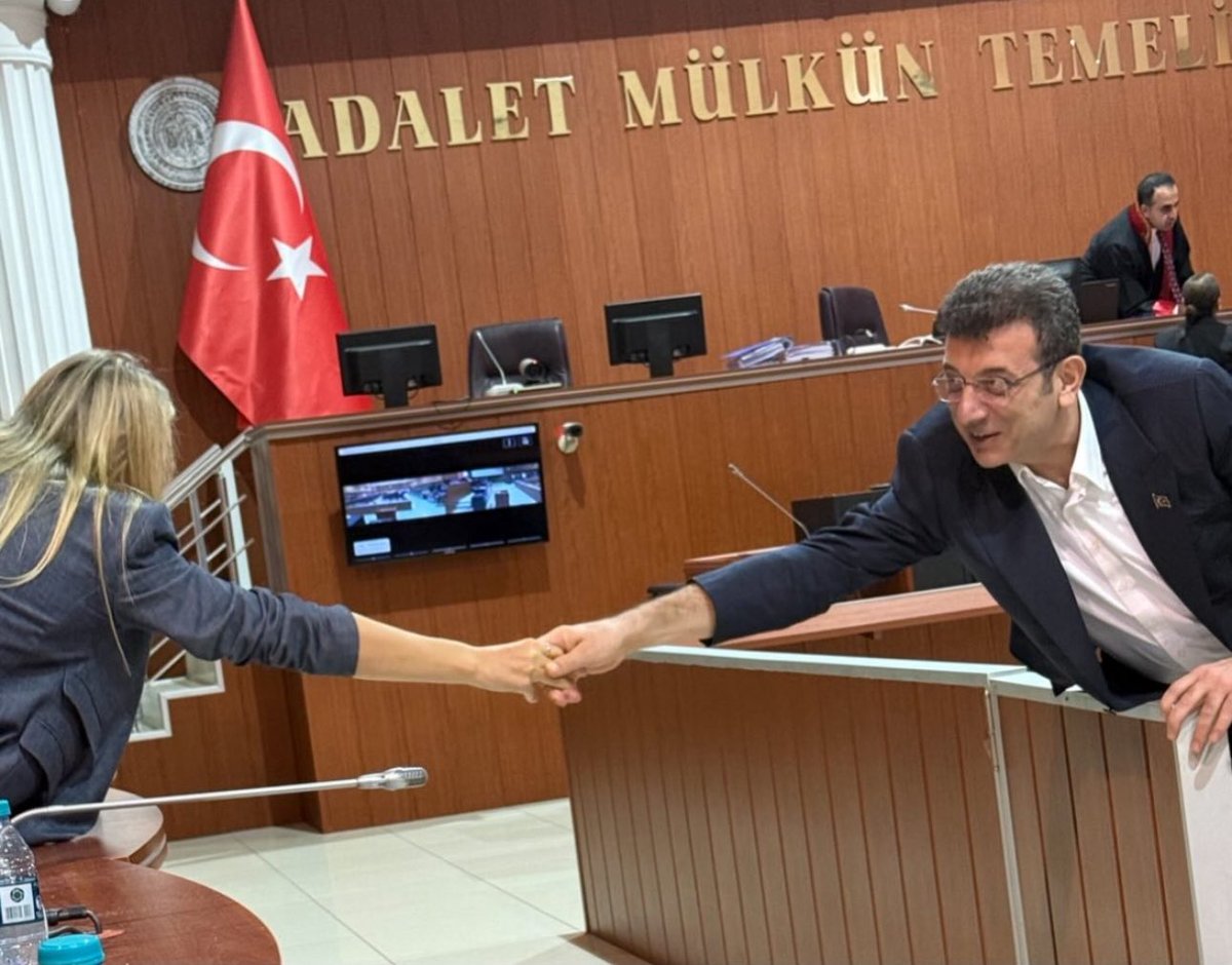 Hakim neye gülüyorsun dediğinde Deniz Gezmiş: “Duvarda adalet yazıyor, ona gülüyorum” demişti. 

Ekrem İmamoğlu bu davanın sanığı değil, mağdurudur..